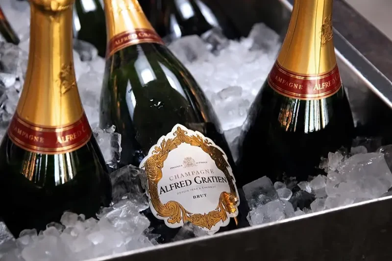 Champagne là rượu vang sủi được sản xuất tại vùng Champagne của Pháp