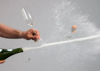 Mua Champagne chính hãng uy tín tại Rượu AK